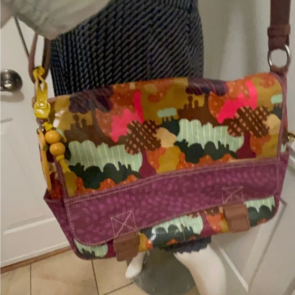 Fossil leather bag with long adjustable straps. Great clean condition
